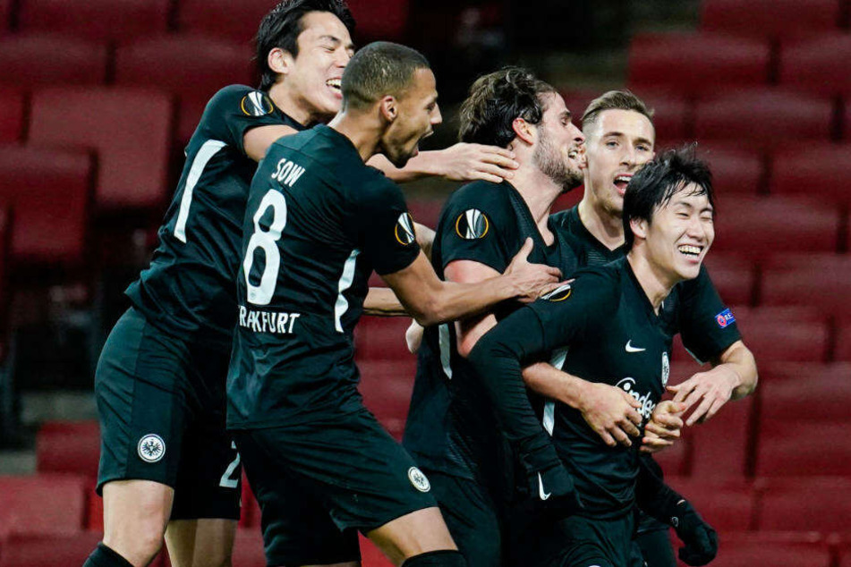 Daichi Kamada (r.) bejubelt sein Tor zum 2:1 mit seinen Mannschaftskollegen.