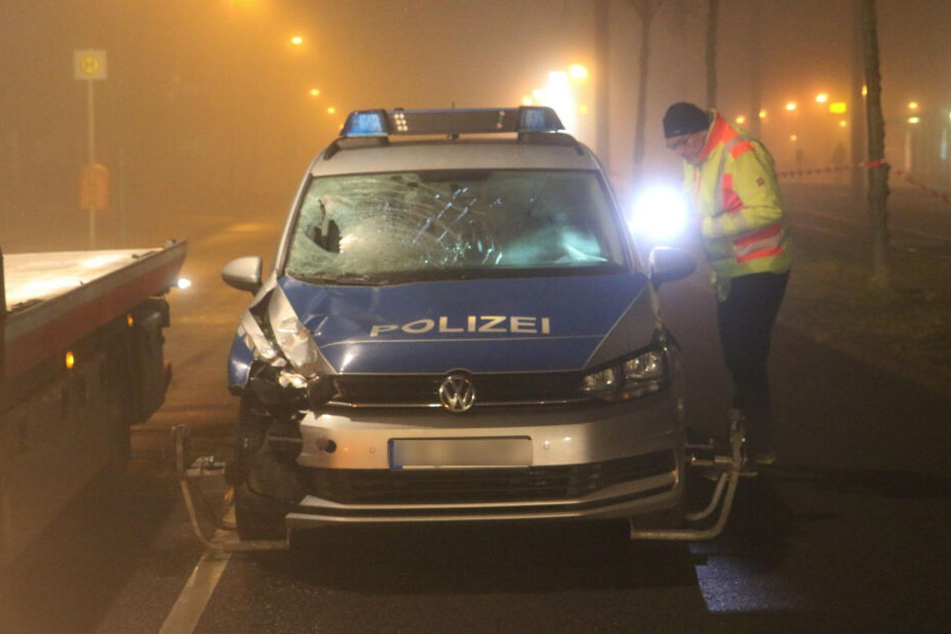Ein Polizeiauto hat am Freitagabend in Berlin-Marzahn einen Fußgänger erfasst.