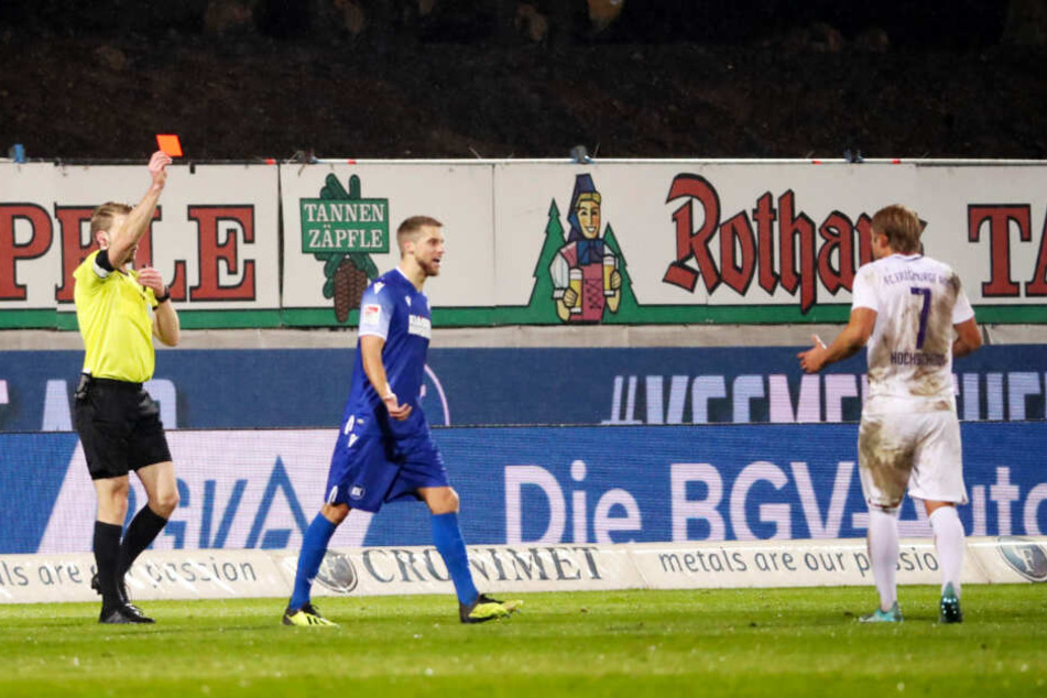 Gesperrt! Wegen dieses Roten Kartons, gezeigt von Schiri Sven Waschitzki (l.) im Spiel beim Karlsruher SC, fehlt Jan Hochscheidt (r.) den Auern auch in Bochum.