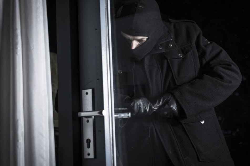 Gleich zweimal schlugen Diebe in der Nacht auf Dienstag in Auerbach zu: Sie hatten es auf Autohäuser abgesehen ( Symbolbild).