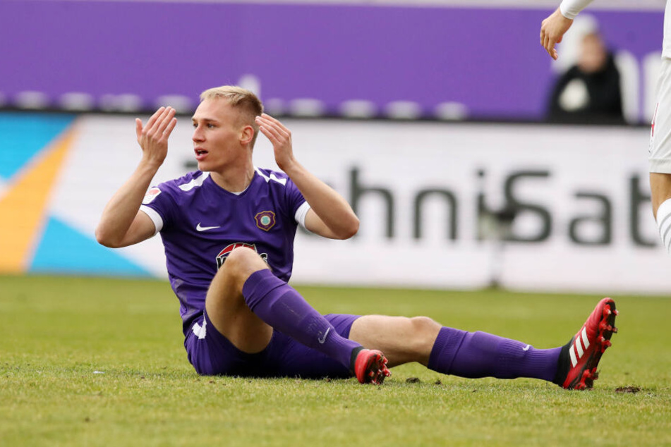 FC Erzgebirge-Stürmer Florian Krüger am Boden: Alle Proteste beim Schiedsrichter halfen nicht.