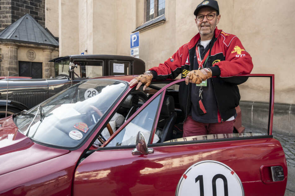 Ralph Kunz (60) aus Radeberg mit seinem Alfa Romeo Oldtimer.