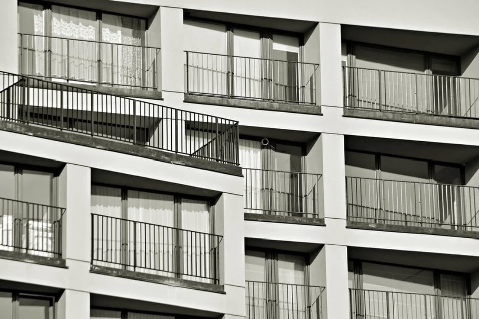 Der 25-Jährige wurde von der Frau auf dem Balkon zurückgelassen. Er musste von der Polizei befreit werden. (Symbolfoto)