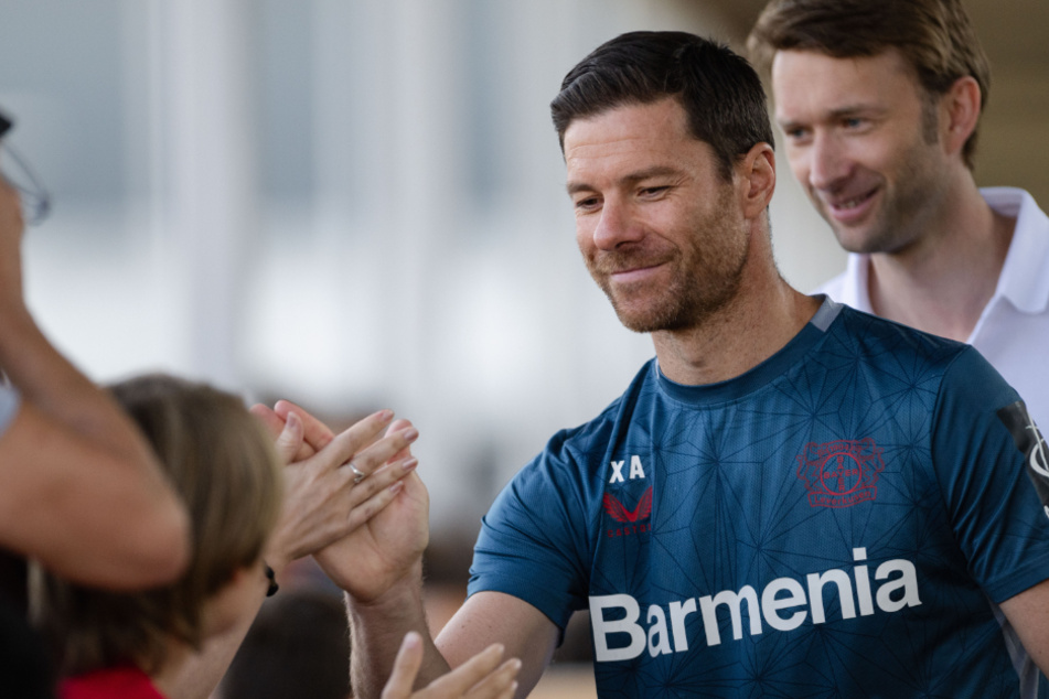 Will mit seiner Mannschaft den Bundesliga-Titel verteidigen: Erfolgstrainer Xabi Alonso (42, v.)