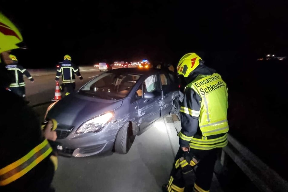 Demoliert steht der Opel verkehrt herum auf der A9.
