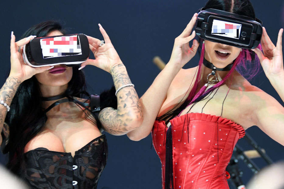 JJ und Micaela Schäfer präsentieren auf der Venus in Berlin VR-Brillen. 