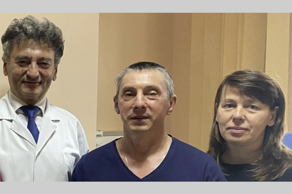 Prof. Edward Wylęgała (l) mit seinem Patienten Sergiy Sydorenko (55) und dessen Ehefrau Tamara.