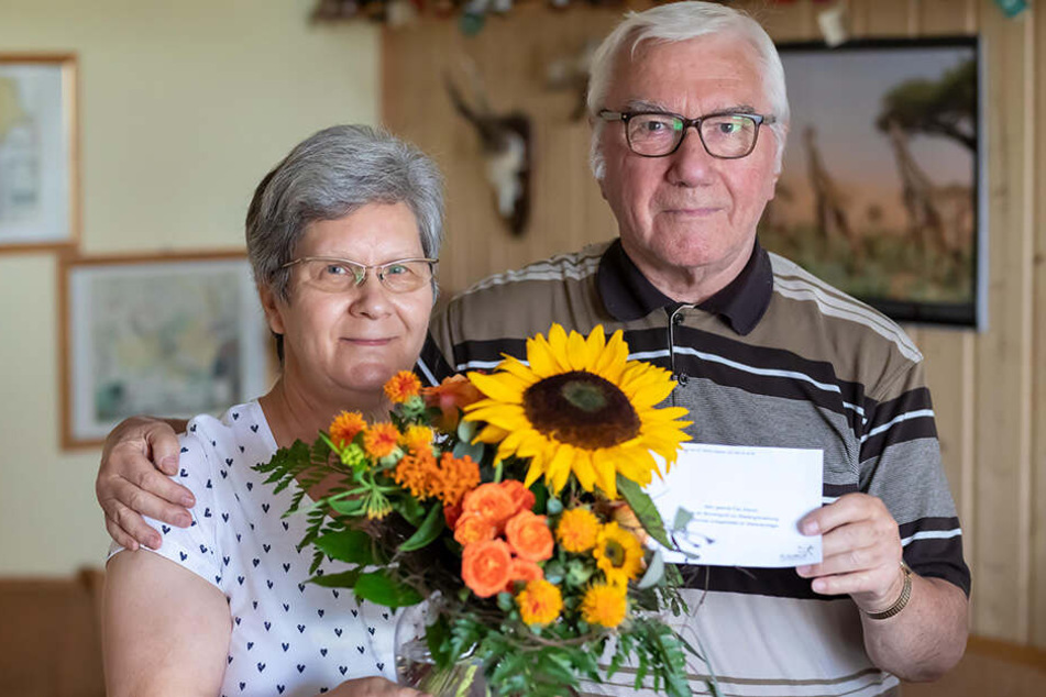 Da können sie wieder lachen: Die Rentenversicherung entschuldigte sich bei Almut und Werner Klemm mit Blumen.