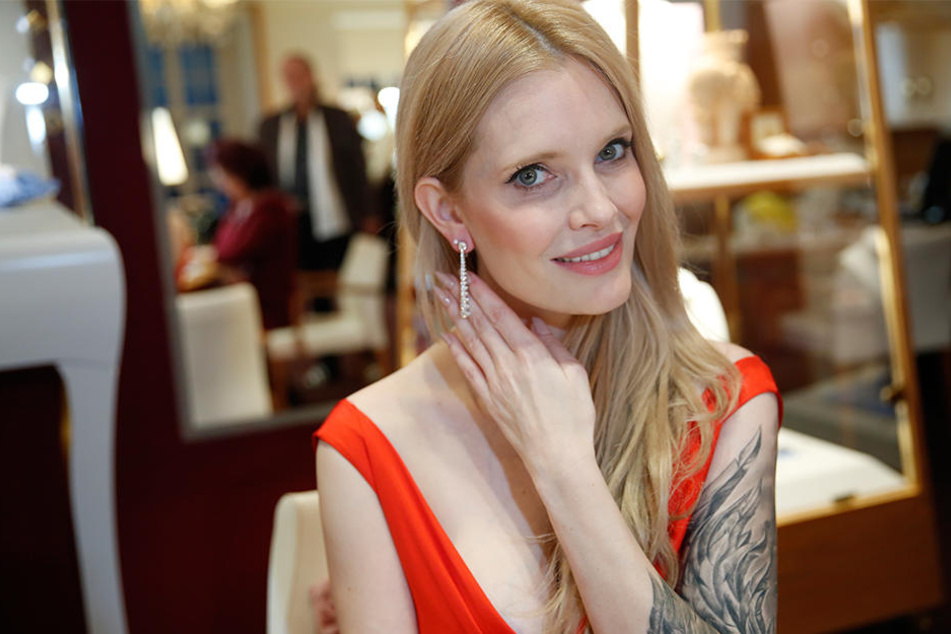 Mirja du Mont moderiert die Hope Gala. 98.000 Euro kosten die Chopard-Ohrringe aus der „Red Carpet“-Kollektion.