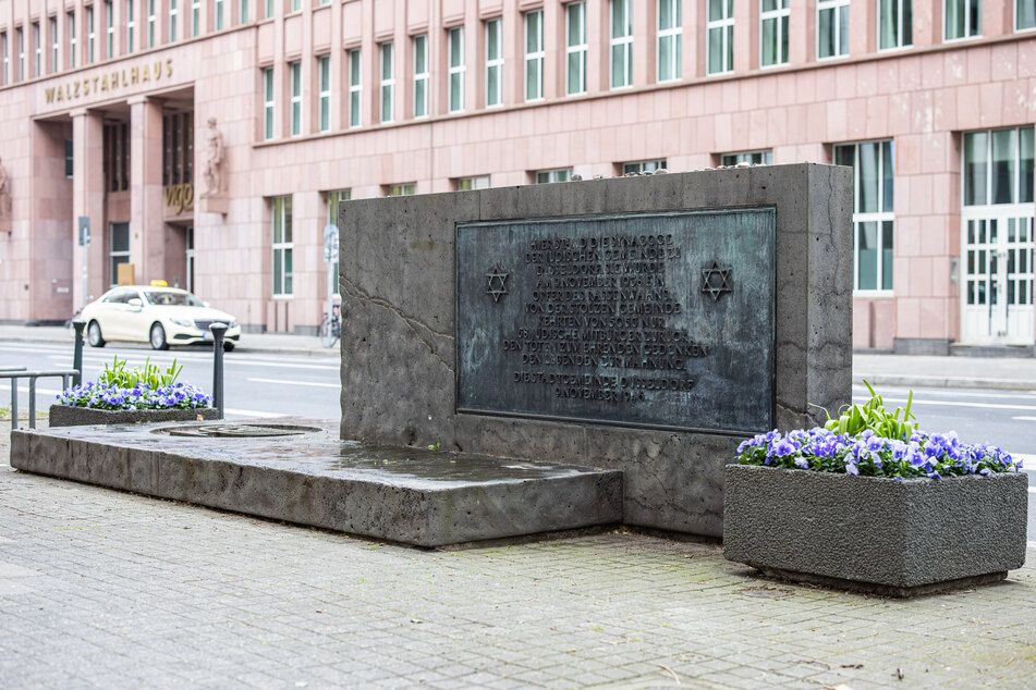 Ein Unbekannter hat auf dem Denkmal für die ehemalige große Synagoge an der Kasernenstraße in Düsseldorf Feuer gelegt.