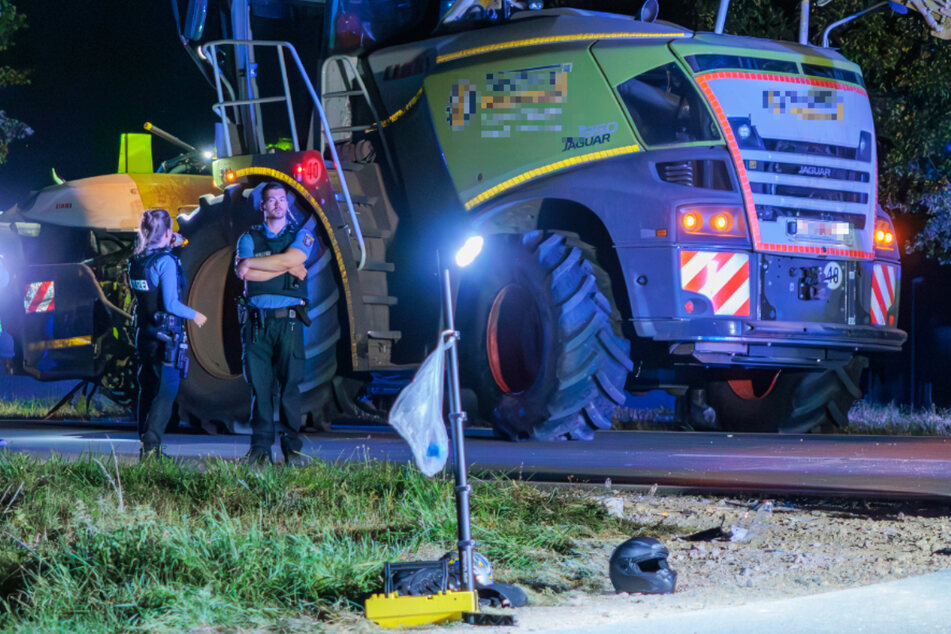 Ein 22 Jahre alter Motorradfahrer ist mit seiner Maschine mit einem Mähdrescher kollidiert - mit schrecklichen Folgen.
