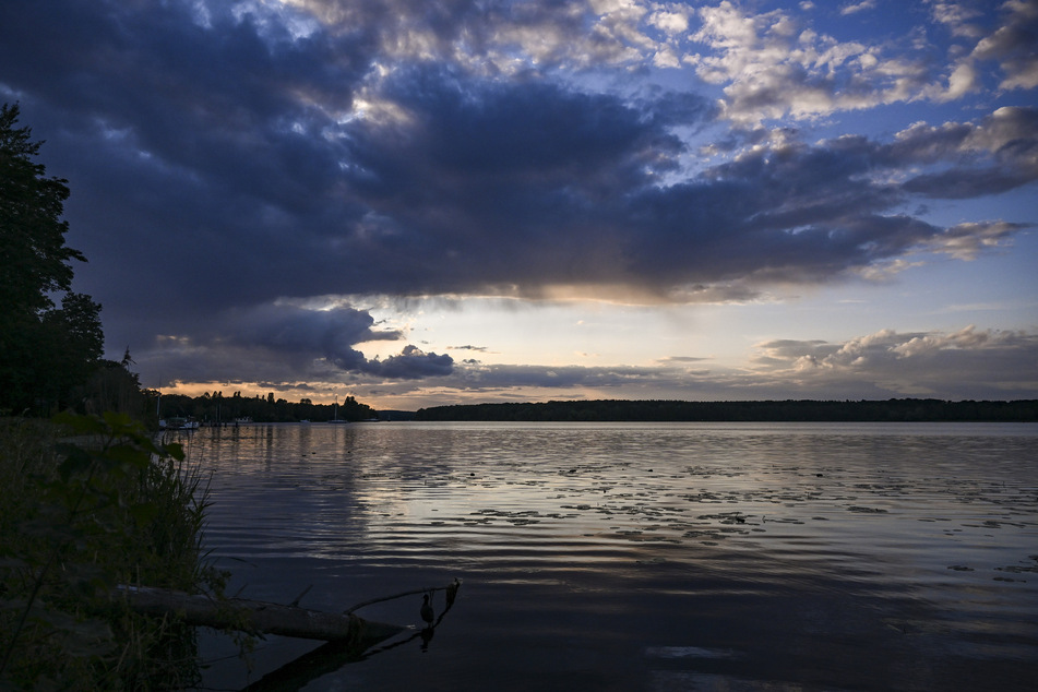 Beim Sonnenuntergang waren am Abend Regenwolken über dem Wannsee zu sehen. Derzeit bleibt das Wetter wechselhaft.