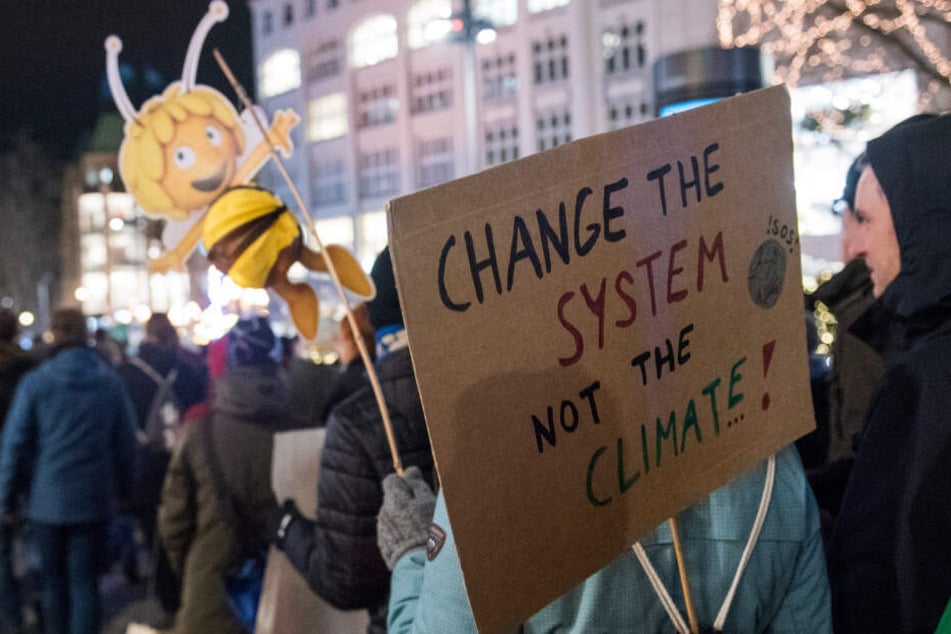 Teilnehmer einer Klima-Demonstration von Fridays for Future ziehenmit Plakaten durch die Stadt.