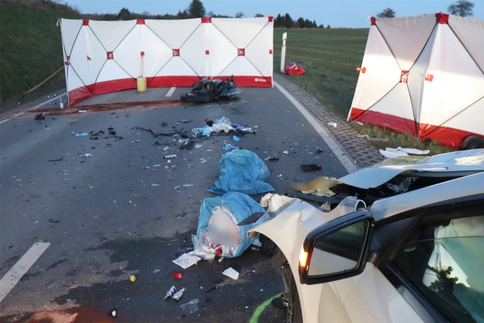 Frontal-Kollision auf Landstraße: Motorradfahrer stirbt am Unfallort
