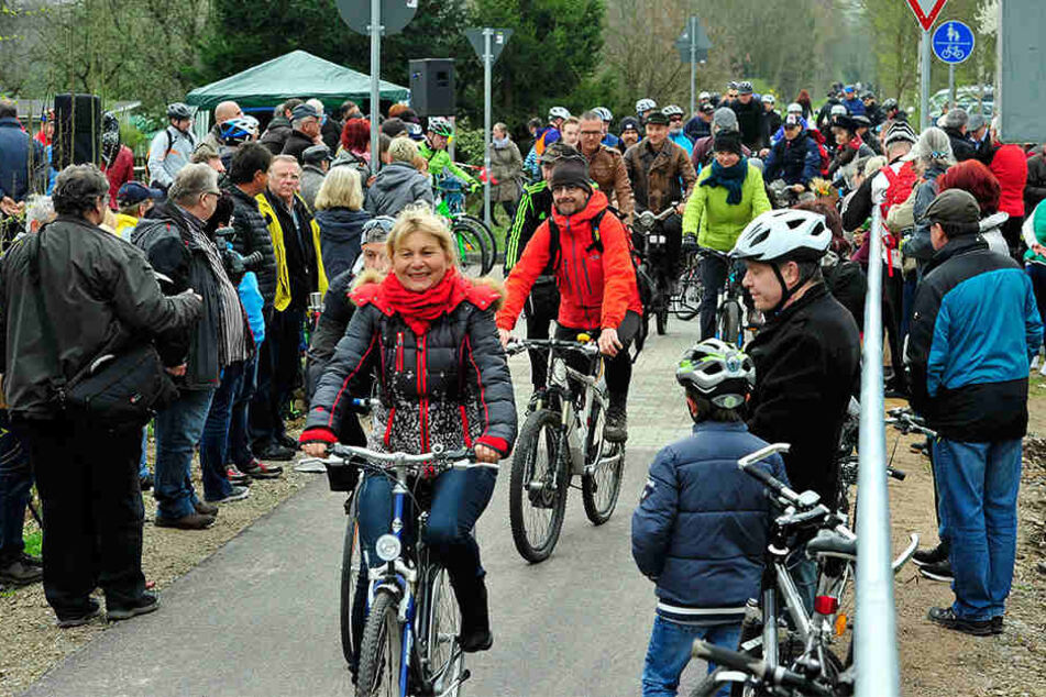 Mit einem Programm ist die Freigabe gefeiert worden. Helmut Arnold war mit
seinem Hochrad der erste, der den Radweg befuhr.