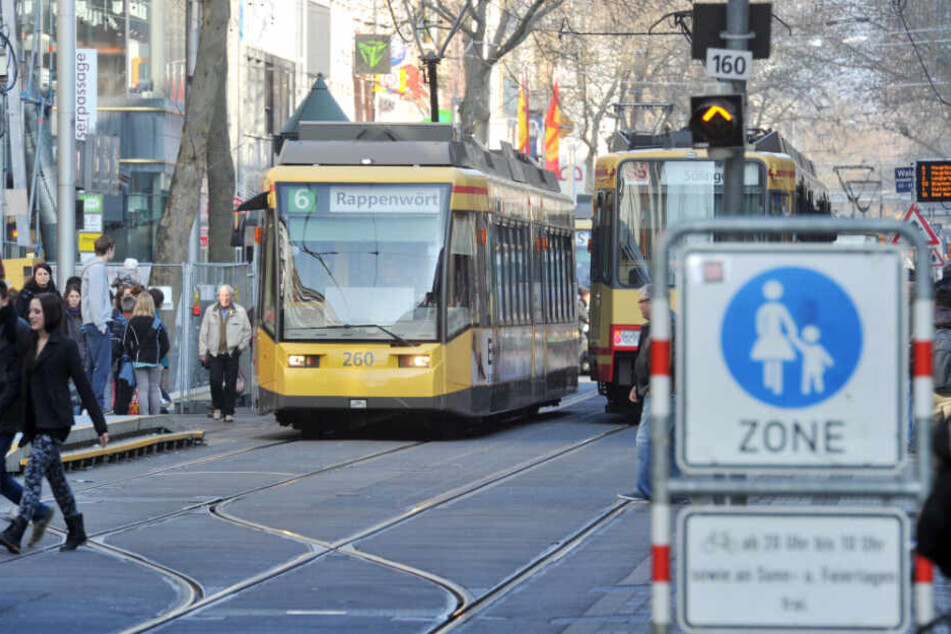 Eine Straßenbahn fährt durch die Karlsruher Innenstadt.