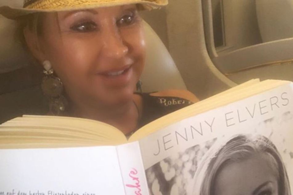 Carmen Geiss hat auf dem Rückflug aus dem Urlaub die Autobiografie von Jenny Elvers verschlungen.