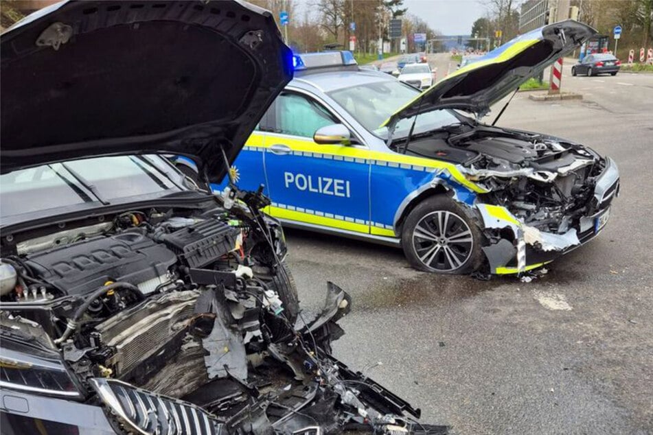 Crash auf Einsatzfahrt: Zwei Polizisten bei Unfall verletzt
