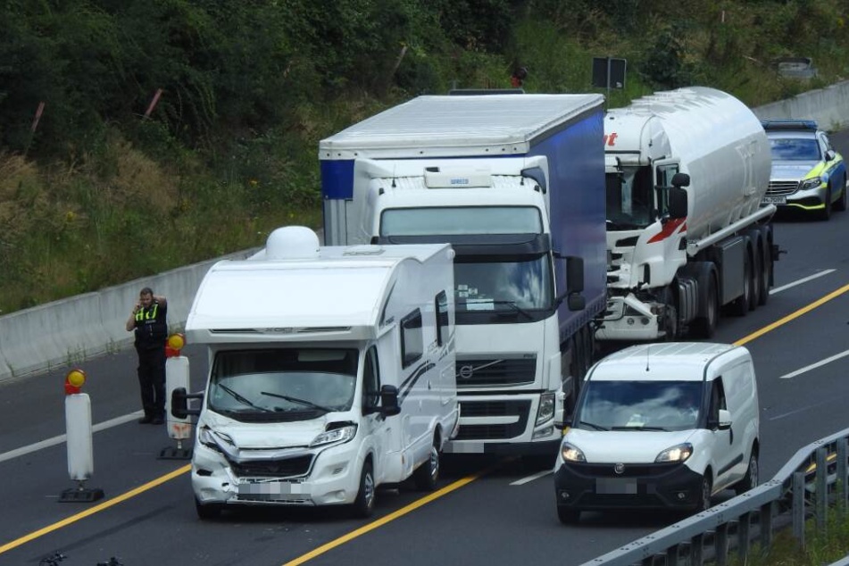 Vier Lastwagen und ein Wohnmobil waren in den Crash verwickelt.