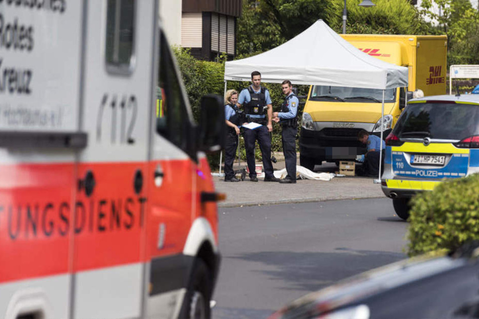 Der DHL-Fahrer übersah die Rentnerin und fuhrt sie um.