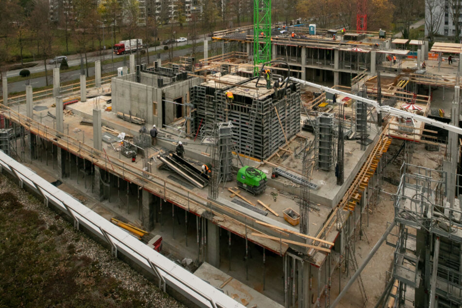 51 Meter hoch, 13 Etagen, Platz für 900 Mitarbeiter: Am Hauptbahnhof entsteht die neue Zentrale von DREWAG und ENSO.