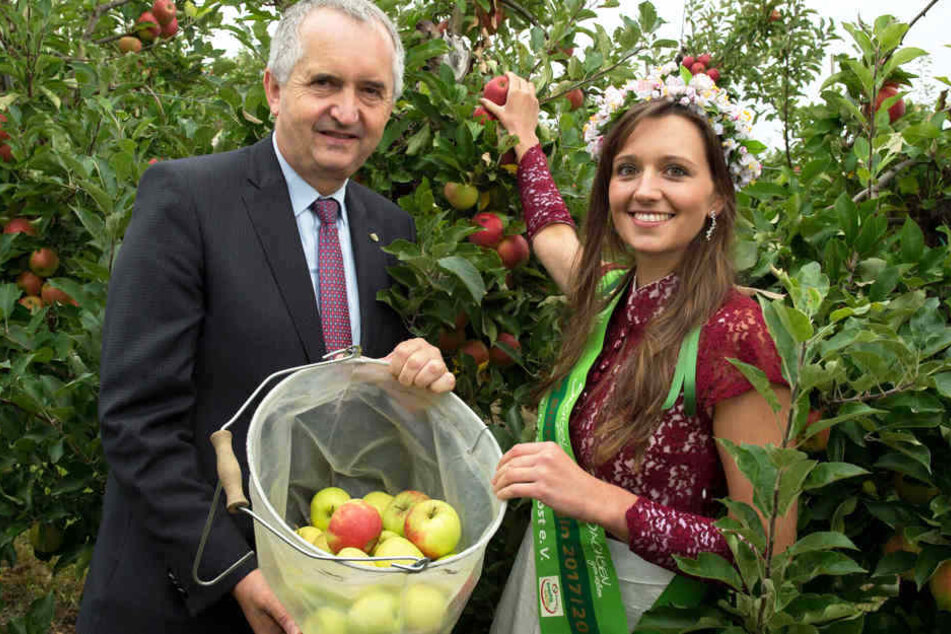 Sachsens Landwirtschaftsminister Thomas Schmidt und Blütenkönigin Laura I. (25, Studentin aus Zwenkau) rufen zum großen MOPO-LeseTag!