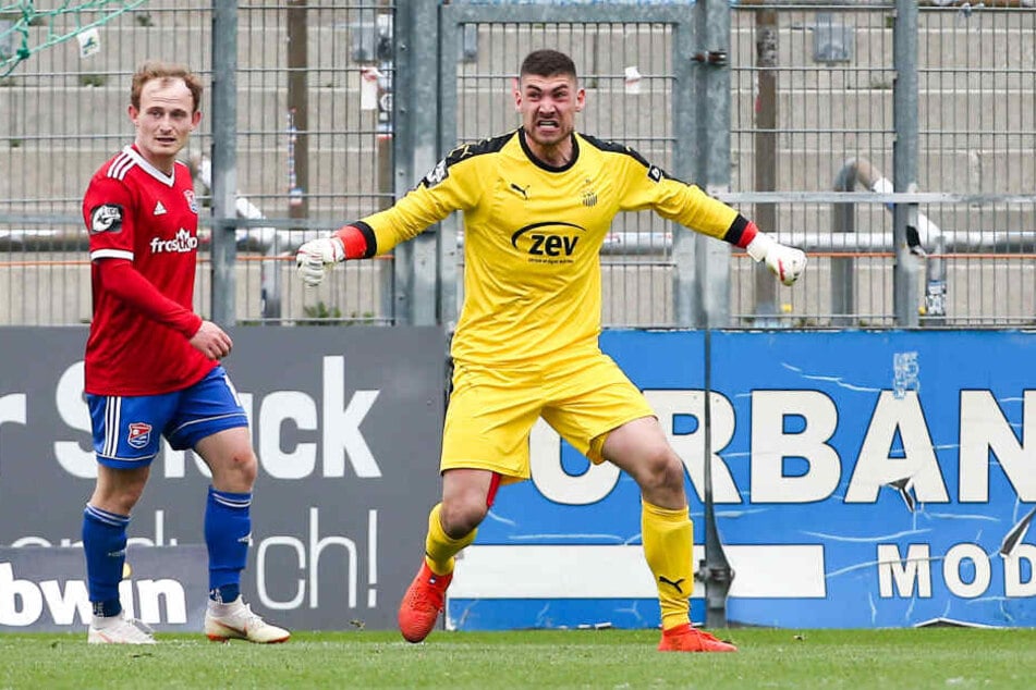 Keeper Johannes Brinkies jubelt, nachdem er einen Elfmeter gehalten hat.