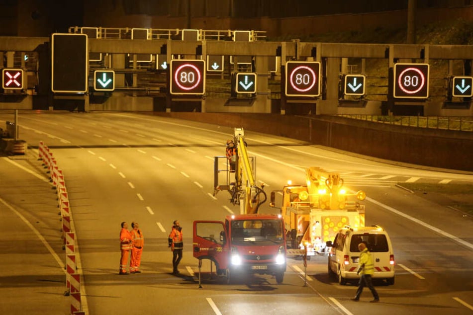 Der Elbtunnel bleibt gesperrt.