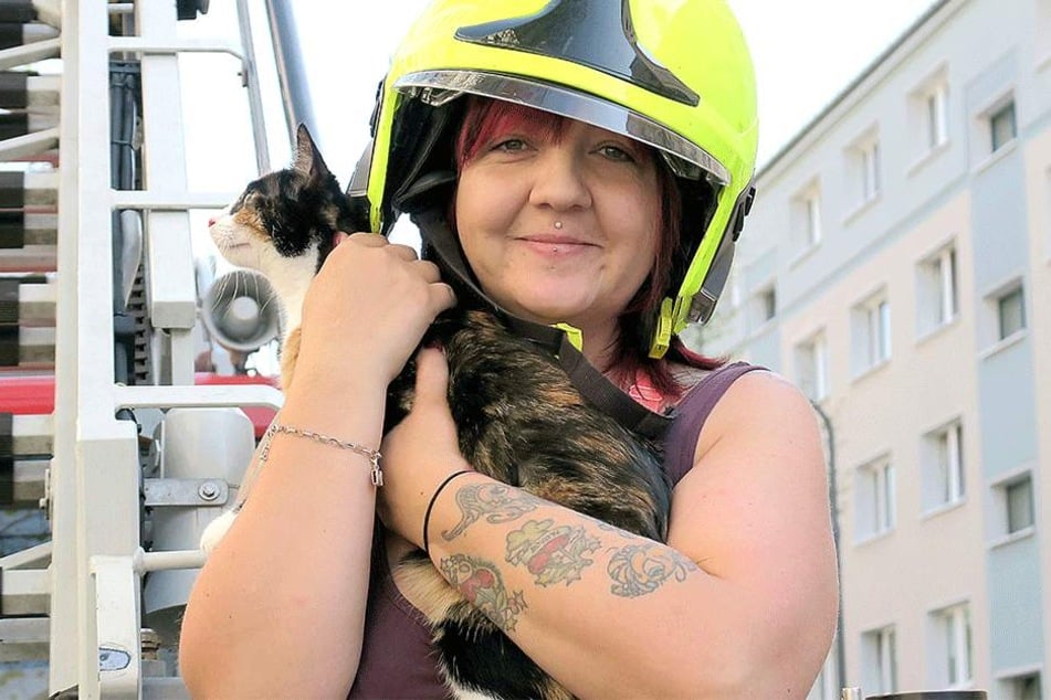 Glückliches Ende: Nadine Lehmann hält ihre Miez nach der gelungenen Rettungsaktion durch die Feuerwehr wieder in den Armen.