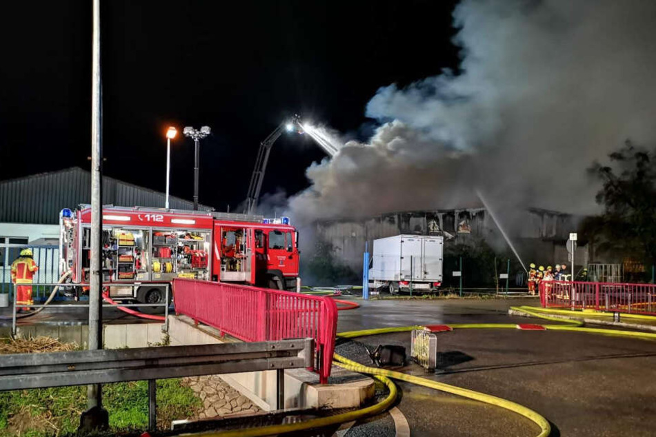 Feuerwehrleute bei den Löscharbeiten in der Nacht.