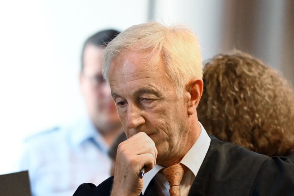 Jörg Ritzel, Verteidiger des Hauptangeklagten, steht vor dem Prozessbeginn in einem Gerichtssaal im Landgericht. (Archivbild)