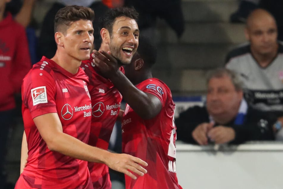 Einfach nur glücklich: Der Torschütze Hamadi Al Ghaddioui (M) aus Stuttgart feiert seinen Treffer zum 0:1 mit Mario Gomez (l), und Orel Mangala (r).