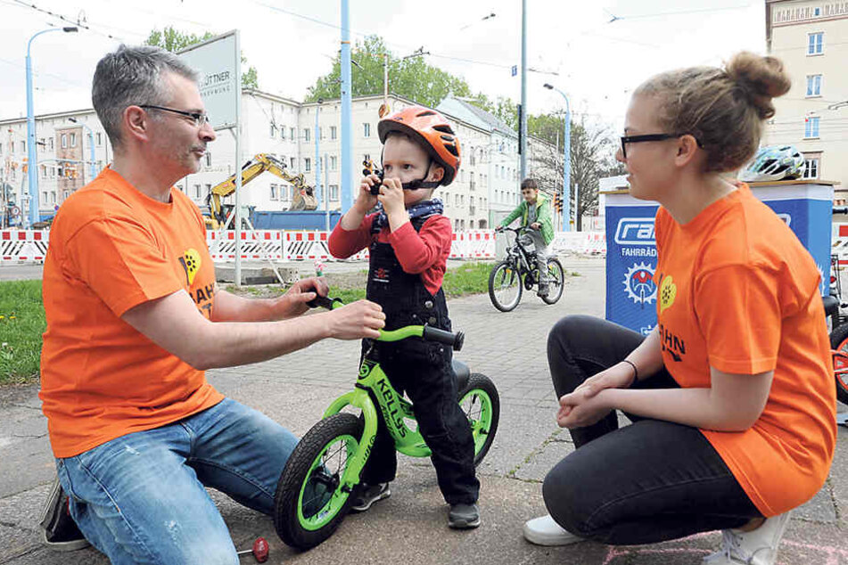Na, sitzt der Helm? Das Team von „Radschlag“ hatte einen Knirps-Fahrradparcours aufgebaut.