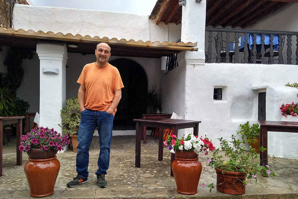 Vicent Tur, Maître im Restaurant Can Berri Vell, steht vor der Villa, in der das Ibiza-Video gefilmt wurde.