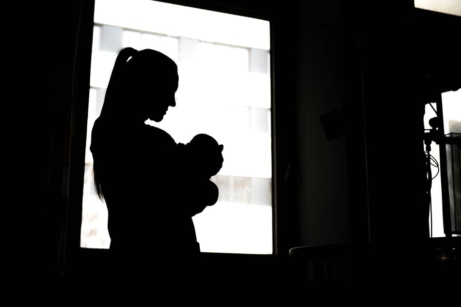 Nach der Geburt ihres ersten Kindes verdienen viele Frauen in Sachsen deutlich weniger als Männer. (Symbolbild)