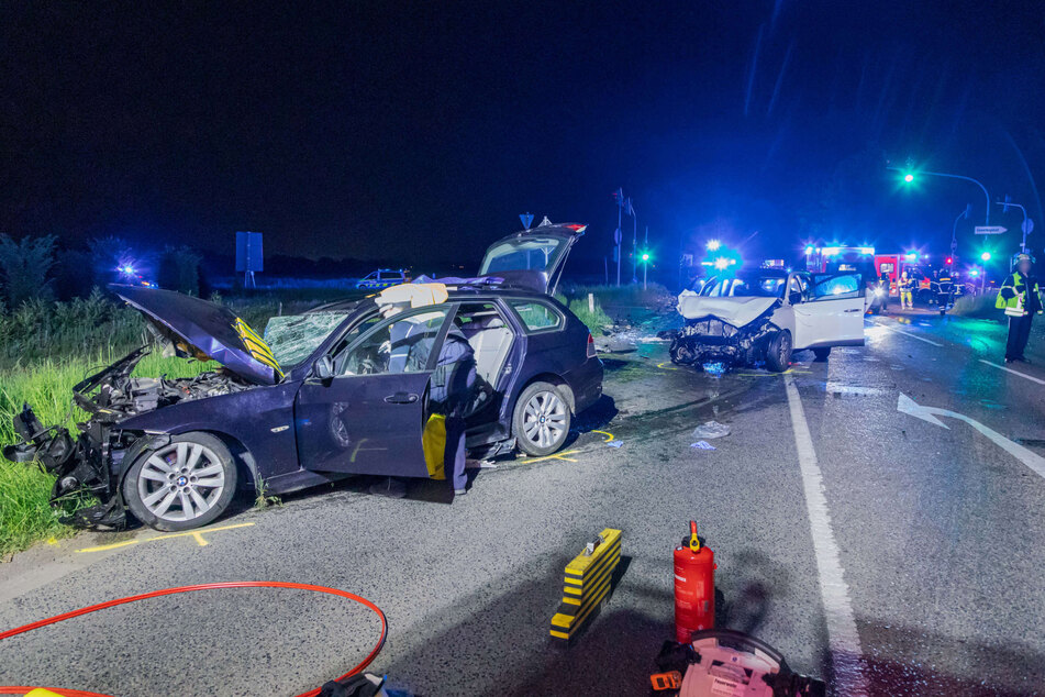 Die beteiligten Autos wurden bei dem schweren Unfall in Hürth massiv beschädigt.