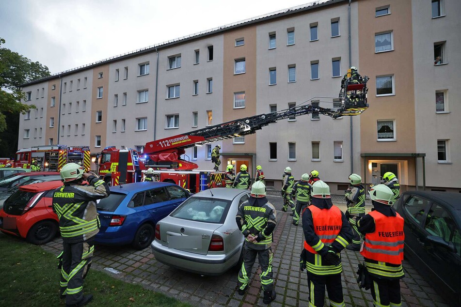 Aufregung am Samstagmorgen in der Oststraße in Hohenstein-Ernstthal: Dort brannte es in einer Wohnung eines Mehrfamilienhauses.