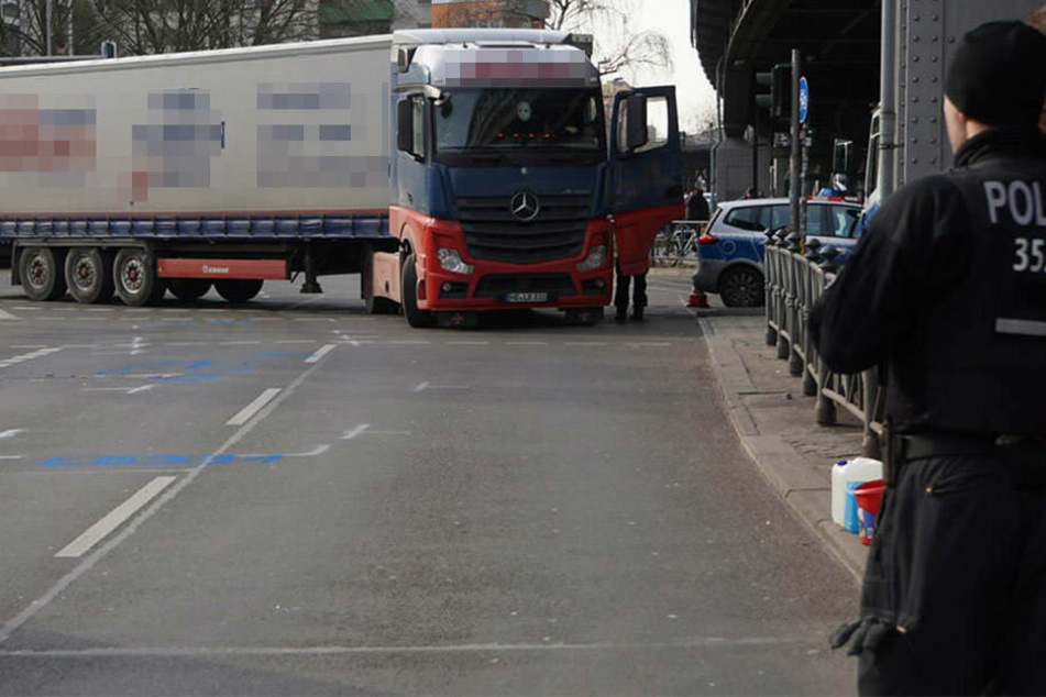 Der damals 38-jährige Lkw-Fahrer erlitt durch den tragischen Verkehrsunfall einen Schock. (Archivbild)