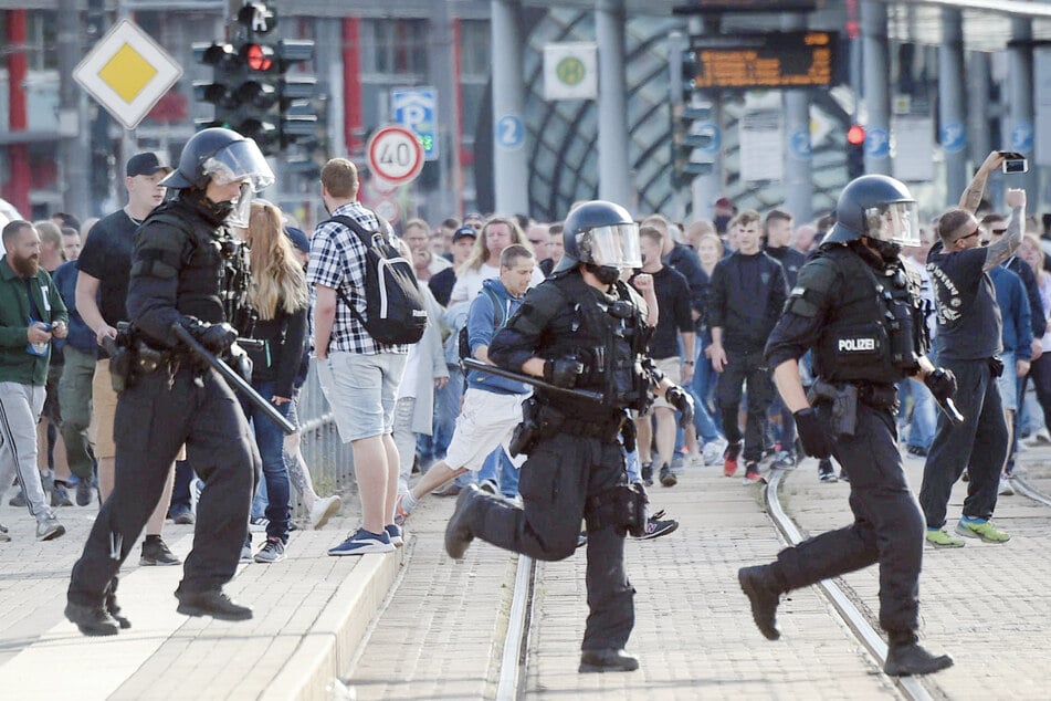 Polizisten waren nach Abbruch des Stadtfestes Ende August 2018 im Einsatz. Die Tötung von Daniel E. (†35) war Auslöser für die Ausschreitungen am 1. September.