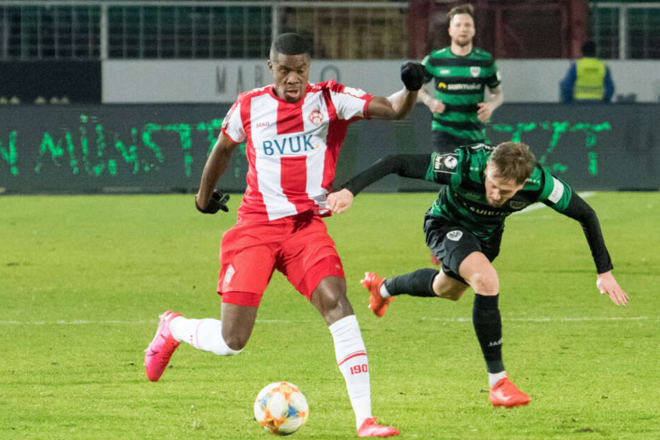 Leroy Kwadwo (r) von den Würzburger Kickers wurde rassistisch beschimpft.