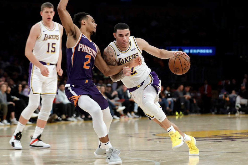 Moritz Wagner (21, li.) beobachtet den Zweikampf von Teamkollege Lonzo Ball (21) mit einem Phoenix-Spieler.
