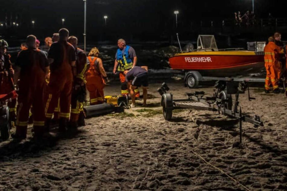 Rettungskräfte planen ihren Einsatz am Ostseestrand. (Symbolbild)