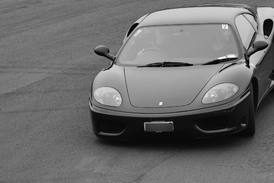 Der Ferrari fuhr rücksichtslos auf der Autobahn und gefährdete mehrere Fahrer. (Symbolbild)