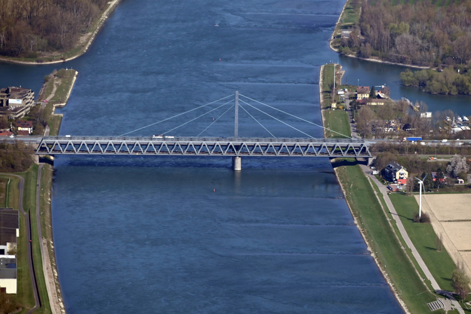 Die Rheinbrücke in Karlsruhe.