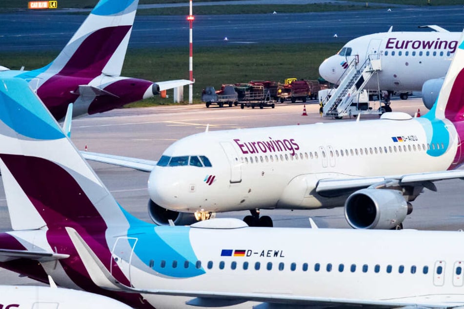 Bei der Fluggesellschaft Eurowings könnte es zu einem unbefristeten Streik der Flugbegleiter kommen.