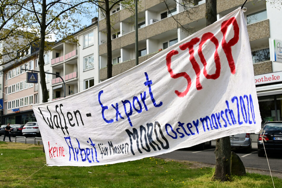 Ein Ostermarsch-Transparent im April 2020 in Kassel. Voriges Jahr konnten die Ostermärsche wegen der Corona-Pandemie nur virtuell stattfinden.