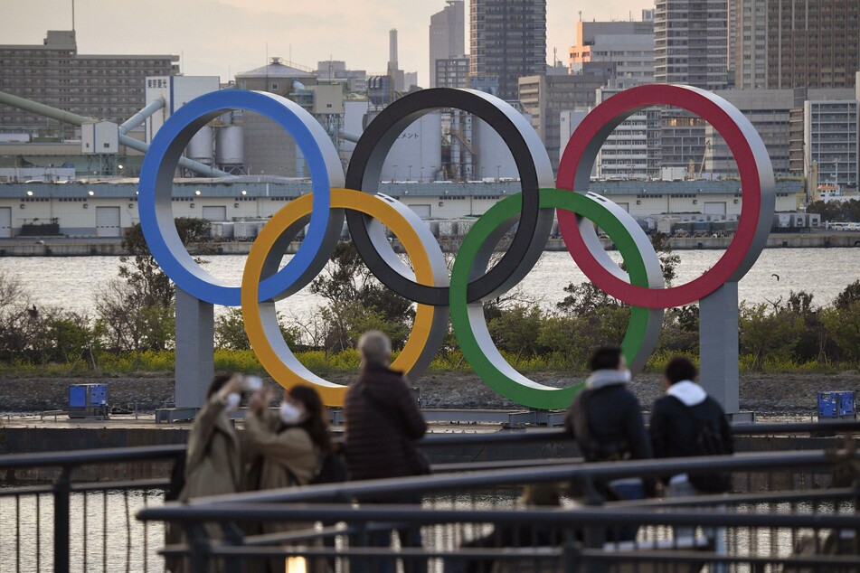 Die eigentlich für 2020 geplanten Sommerspiele waren wegen der Pandemie um ein Jahr verschoben worden und sollen am 23. Juli eröffnet werden. Die olympischen Wettbewerbe werden in rund 40 Arenen in Tokio und anderen Präfekturen ausgetragen.