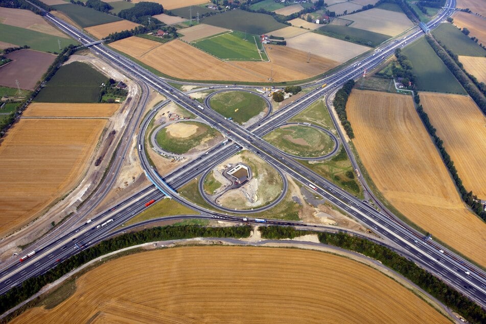 Sperrung der A2 am Wochenende: Fertige Autobahn-Brücke wird an Standort gehievt