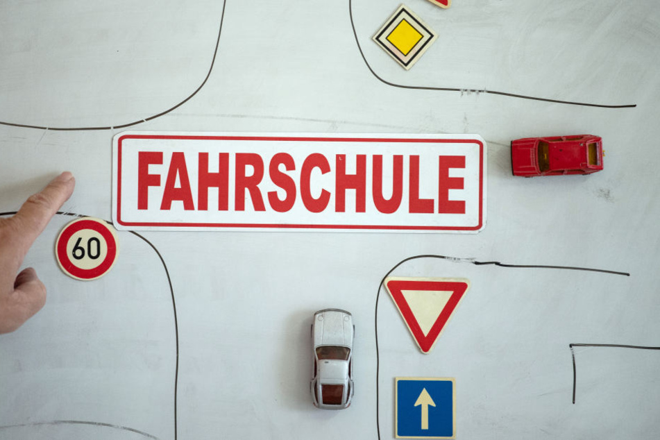 Oft kennen sich ausländische Fahrschüler nicht mit den Straßenverkehrsregeln in Deutschland aus. Extra-Fahrstunden wollen sie aber nicht nehmen. (Symbolbild)