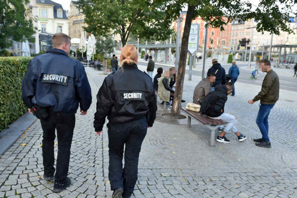 In Plauen kontrolliert auch ein privater Wachschutz (F.) Politiker sehen diese städtische Idee als Modell für Chemnitz.